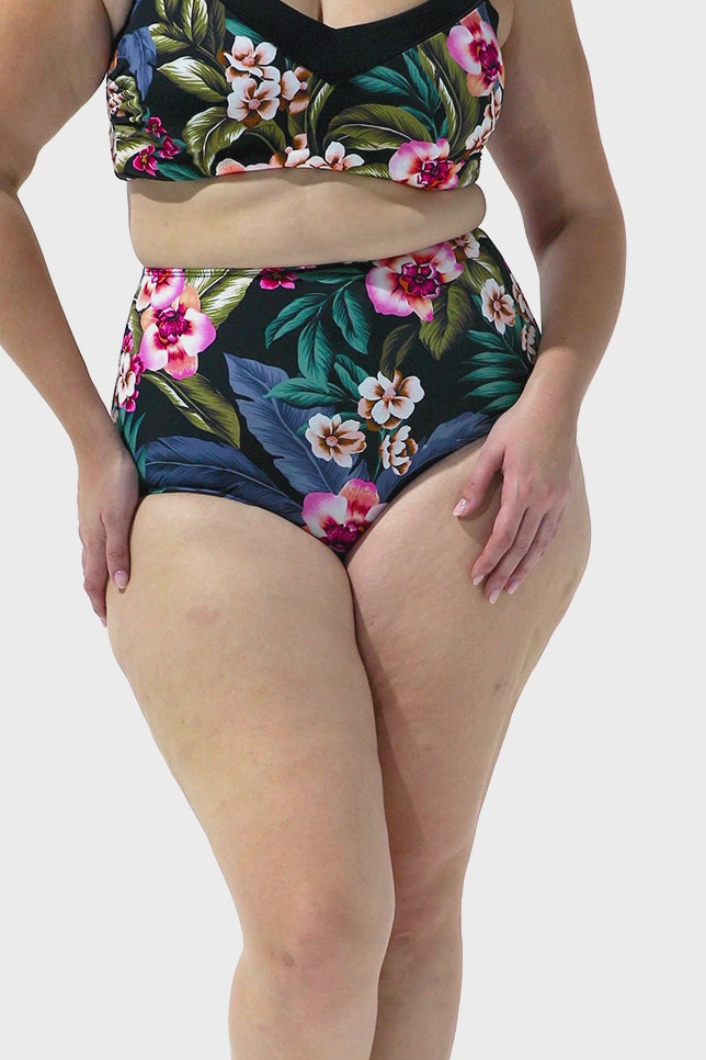 Video of curve model wearing high waisted bikini bottoms